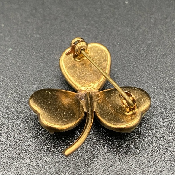 Cloverleaf Shamrock Brooch with Glossy Finish set in Gold Tone - Picture 5 of 10
